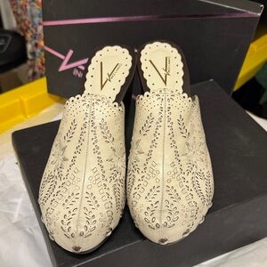 VinceCamuto🌹 Floral Cutout Cream Mules
